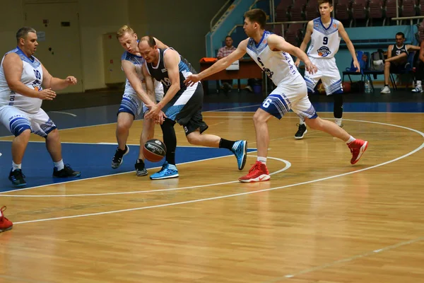 Orenburg, Rússia - 13-16 Junho 2019 ano: Homens jogar basquete — Fotografia de Stock