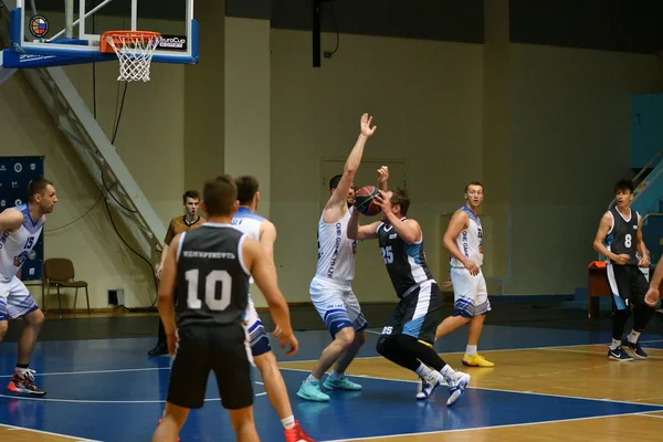 Orenburg, Russia - 13-16 June 2019 year: Men play basketball — Stock Photo, Image