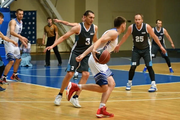 Orenburg, Rusia - 13-16 junio 2019 año: Hombres juegan baloncesto — Foto de Stock