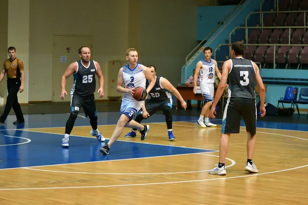 Оренбург, Россия - 13-16 июня 2019 года: Мужчины играют в баскетбол Лицензионные Стоковые Изображения