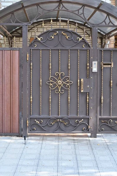 Puerta Metálica Cerrada Que Conduce Casa —  Fotos de Stock