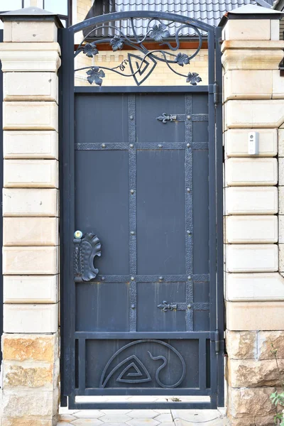 Porta Metal Fechada Que Leva Casa — Fotografia de Stock