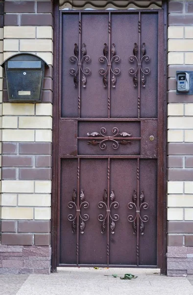 Eve Giden Kapalı Metal Kapı — Stok fotoğraf