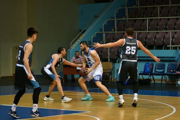 Orenburg, Ryssland-13-16 juni 2019 år: män spela basket — Stockfoto