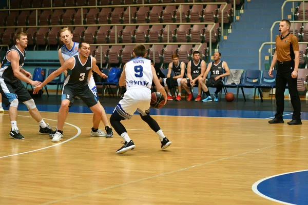 Orenburg, Russia - 13-16 June 2019 year: Men play basketball — Stock Photo, Image