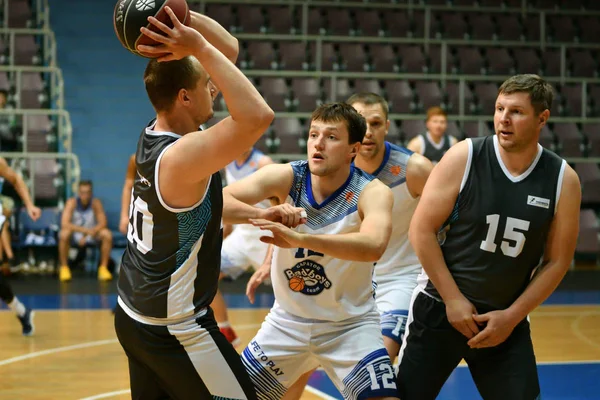 Orenburg, Ryssland-13-16 juni 2019 år: män spela basket — Stockfoto