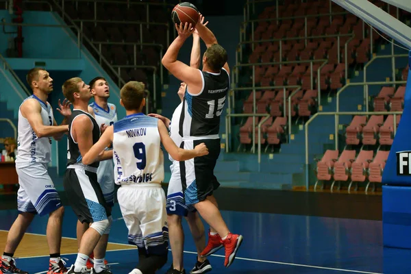 Orenburg, Russie - 13-16 juin 2019 année : Les hommes jouent au basket-ball — Photo