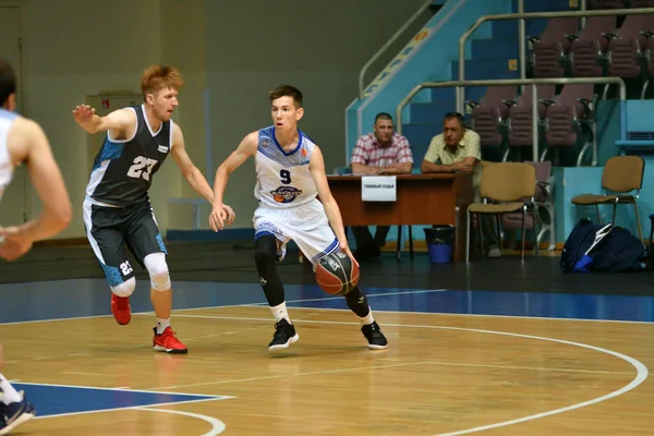 Orenburg, Rusia - 13-16 junio 2019 año: Hombres juegan baloncesto — Foto de Stock