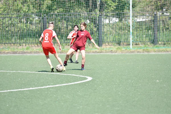 Orenburg, Rusia - 12 de junio de 2019 año: Las niñas juegan fútbol —  Fotos de Stock