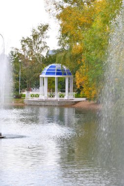 Rotunda gölet kıyısında
