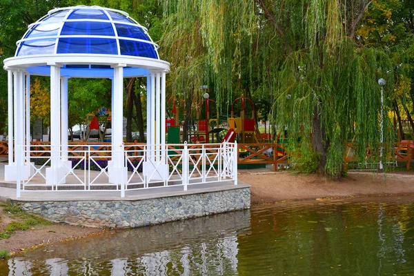 Rotunda na břehu jezera — Stock fotografie