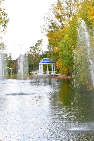 Rotunde am Ufer des Teiches — Stockfoto