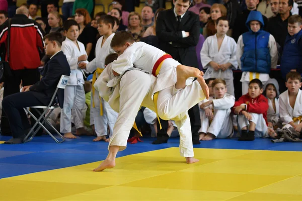 Orenburg, Rosja - 05 listopad 2016: chłopcy konkurować w Judo — Zdjęcie stockowe