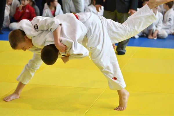 Orenburg, Rusya Federasyonu - 05 Kasım 2016: Boys rekabet Judo — Stok fotoğraf