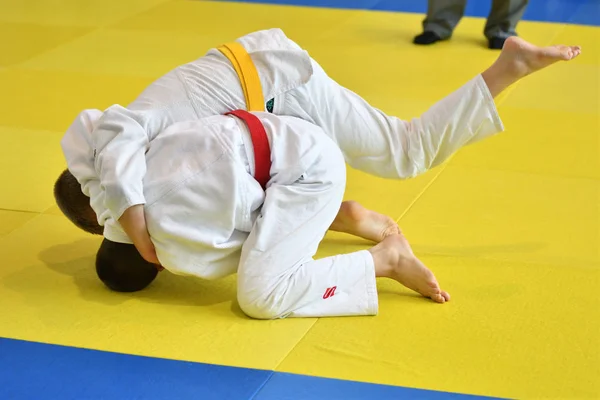 Orenburg, Rusia - 05 de noviembre de 2016: Los niños compiten en Judo — Foto de Stock