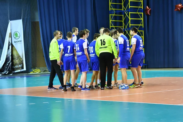 Orenburg, Rússia - 11-13 Fevereiro 2018 ano: meninos jogar no handebol — Fotografia de Stock