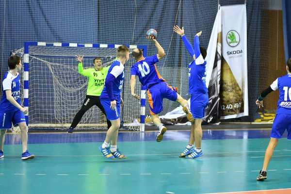 Orenburg, russland - 11-13 februar 2018 jahr: boys play in handball — Stockfoto