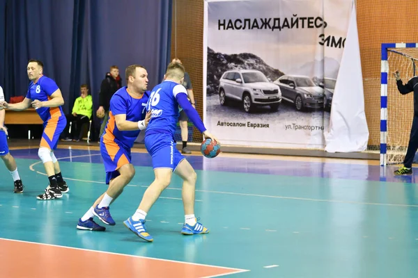 Orenburg, Rusko - 11-13 února 2018 rok: kluci hrají v házené — Stock fotografie