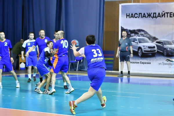 Orenburg, Rússia - 11-13 Fevereiro 2018 ano: meninos jogar no handebol — Fotografia de Stock