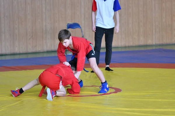 Orenburg, Ryssland - 23 februari 2019: Pojkar tävlingar Sambo — Stockfoto