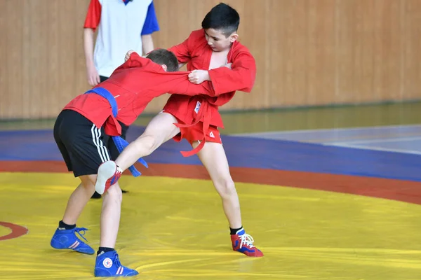 Orenburg, Rússia - 23 de fevereiro de 2019: Competições de meninos Sambo — Fotografia de Stock