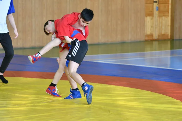 Orenburg, Rússia - 23 de fevereiro de 2019: Competições de meninos Sambo — Fotografia de Stock