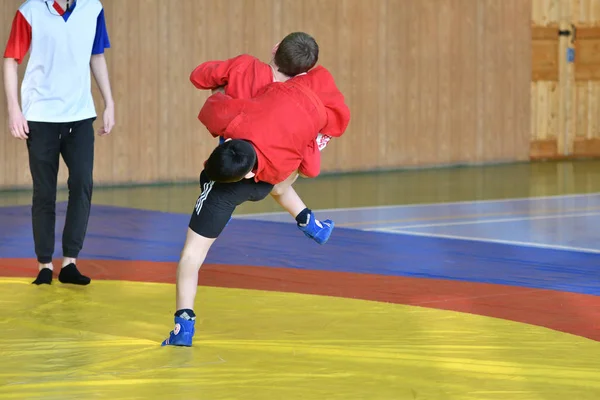 Orenburg, Rusland - 23 februari 2019: Jongens wedstrijden Sambo — Stockfoto