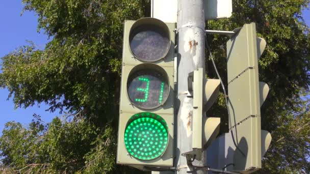十字路口的红绿灯产生倒计时 — 图库视频影像