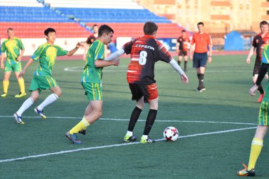 Orenburg, Rusya 8 Haziran 2017 yıl: Erkekler futbol oynuyor