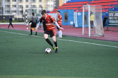 Orenburg, Rusya 8 Haziran 2017 yıl: Erkekler futbol oynuyor