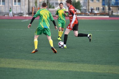 Orenburg, Rusya 8 Haziran 2017 yıl: Erkekler futbol oynuyor