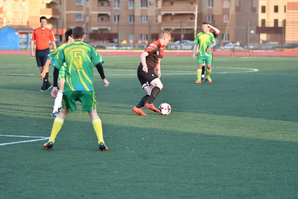 Orenburg, Russia 8 Juni 2017: Anak laki-laki bermain sepak bola — Stok Foto