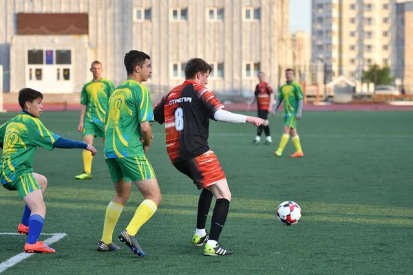 Orenburg, Rosja 8 czerwca 2017 roku: chłopcy grają w piłkę nożną — Zdjęcie stockowe