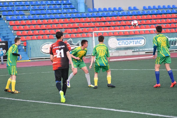 Orenburg, Rússia, 8 de junho de 2017 ano: Meninos jogam futebol — Fotografia de Stock
