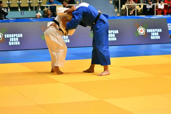 Orenburg, Federacja Rosyjska - 12-13 maja roku 2018: chłopcy konkurować w Judo — Zdjęcie stockowe