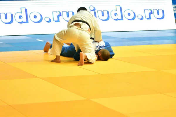 Orenburg, Rusland - mei 12-13 jaar 2018: jongens concurreren in Judo — Stockfoto