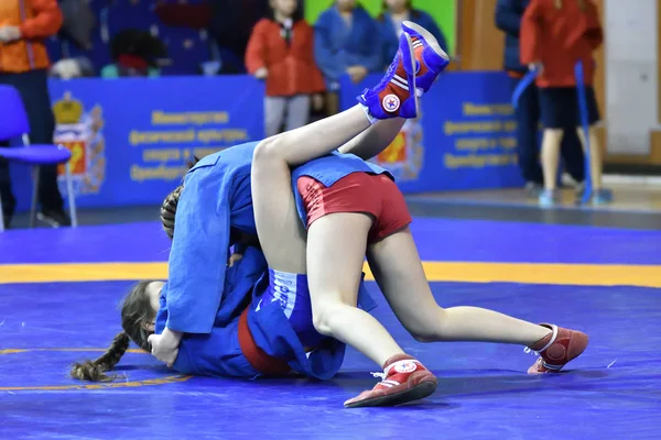 Orenburg, Rússia - 16 de fevereiro de 2019: competições de meninas Sambo — Fotografia de Stock