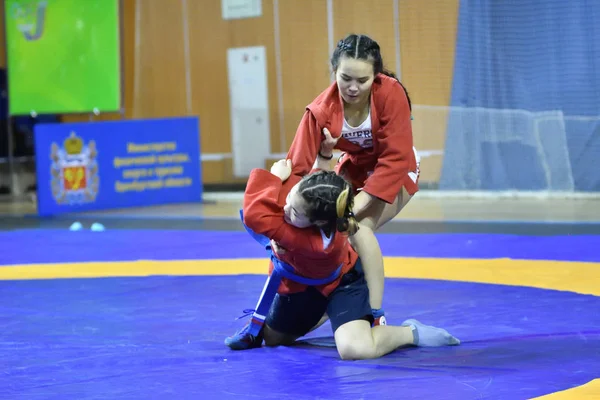 Orenburg, Ryssland - 16 februari 2019: flickor tävlingar Sambo — Stockfoto