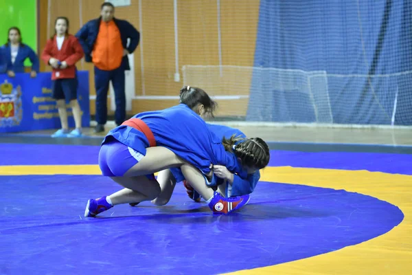 Orenburg, Rusia - 16 de febrero de 2019: competiciones de chicas Sambo — Foto de Stock