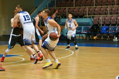 Orenburg, Rusya - 13-16 Haziran 2019 yıl: Erkekler basketbol oynuyor