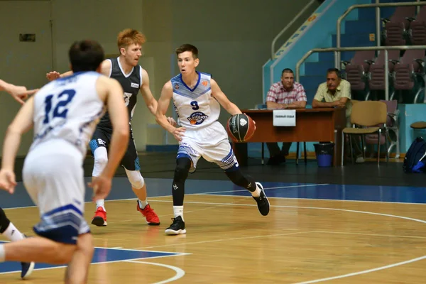 Orenburg, Russia - 13-16 June 2019 year: Men play basketball — Stock Photo, Image