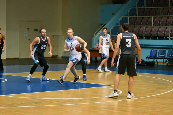 Ορενμπούργκ, Ρωσία-13-16 Ιουνίου 2019 έτος: οι άνδρες παίζουν μπάσκετ — Φωτογραφία Αρχείου