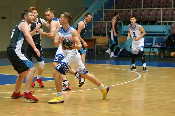 Orenburg, Rusland-13-16 juni 2019 jaar: mannen spelen basketbal — Stockfoto