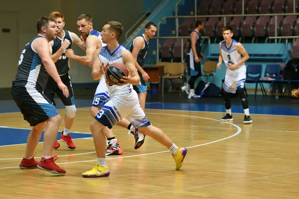 Orenburg, Rusia - 13-16 junio 2019 año: Hombres juegan baloncesto — Foto de Stock