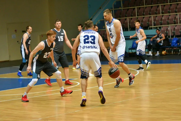 Orenburg, Rusya - 13-16 Haziran 2019 yıl: Erkekler basketbol oynuyor — Stok fotoğraf