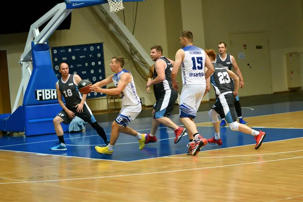Orenburg, Rusya - 13-16 Haziran 2019 yıl: Erkekler basketbol oynuyor — Stok fotoğraf