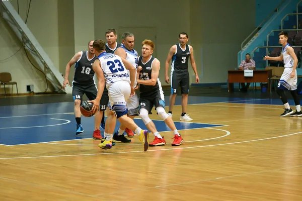 Orenburg, Russia - 13-16 June 2019 year: Men play basketball — Stock Photo, Image