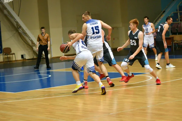 Orenburg, Rusia - 13-16 junio 2019 año: Hombres juegan baloncesto — Foto de Stock