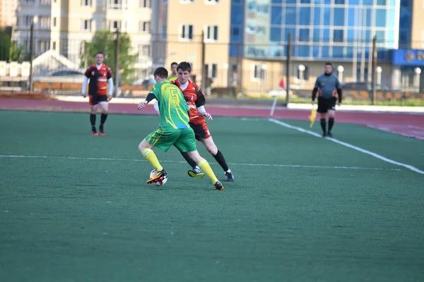 Orenburg, Rusia, 8 de junio de 2017 año: Los niños juegan fútbol —  Fotos de Stock