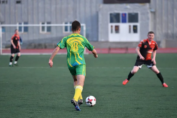 Orenburg, Rusia, 8 de junio de 2017 año: Los niños juegan fútbol — Foto de Stock